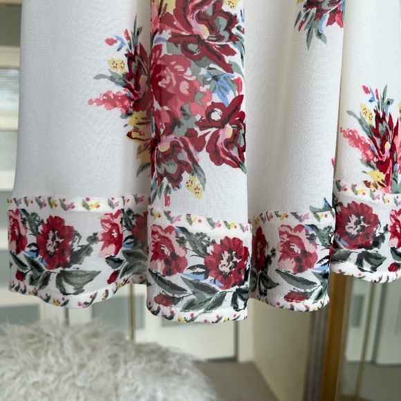 Beautiful Joie top with floral design - Picture 13 of 14